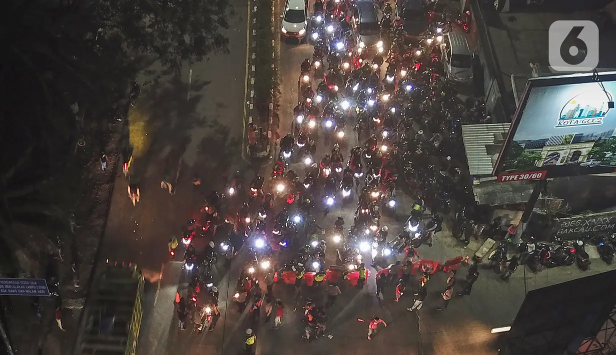 Foto udara saat pemudik melintas di posko penyekatan mudik di Kedungwaringin, Kabupaten Bekasi, Jawa Barat, Minggu (9/5/2021). H-3 jelang Idul Fitri petugas gabungan TNI, Polri, Dishub dan Satpol PP memperketat penjagaan pemudik di perbatasan Kabupaten Bekasi-Karawang. (Liputan6.com/Herman Zakharia)