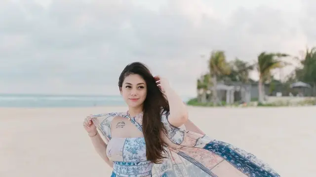 Gaya Celine Evangelista Saat di Pantai Ini Bikin Adem Lihatnya