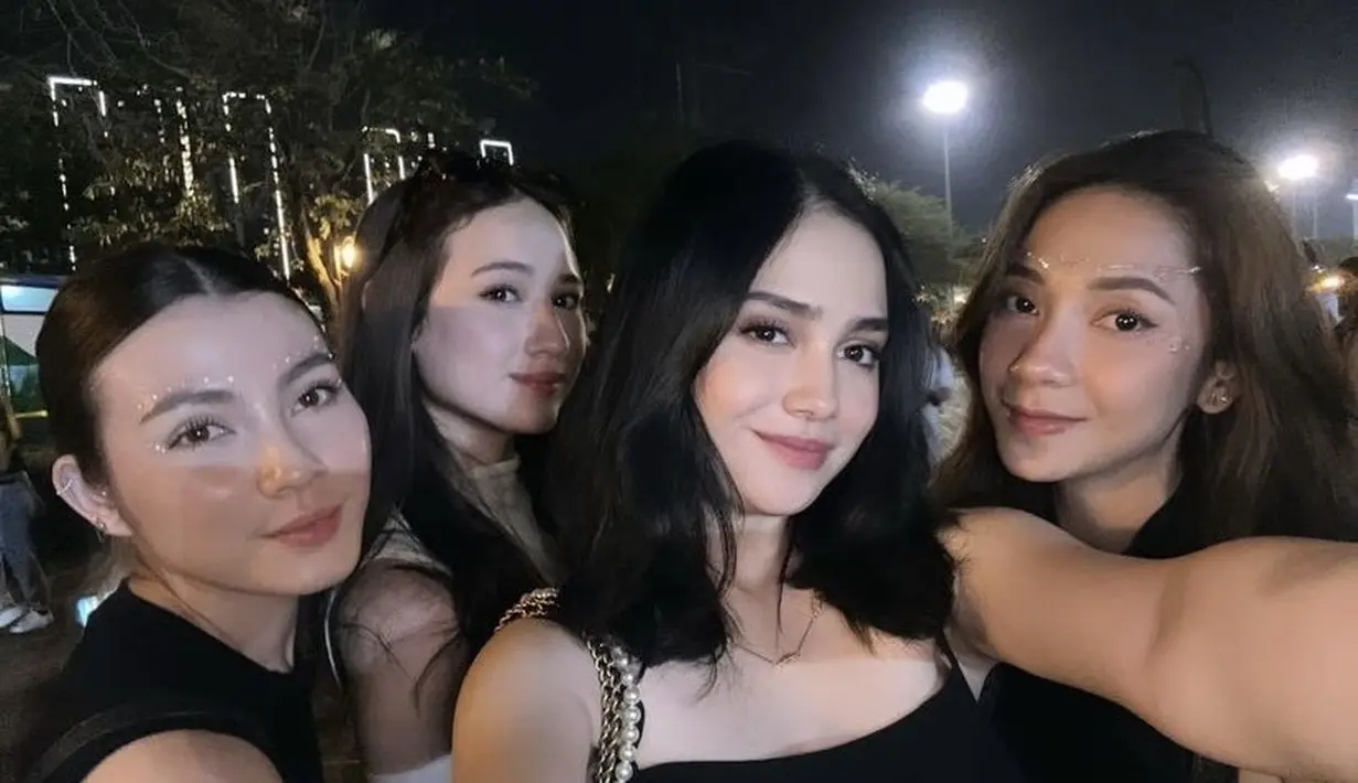 Syifa dan Laura pun tampil dengan wajah cantik natural tanpa makeup berlebih. Dengan rambut terurai. [@havizadevianjani]