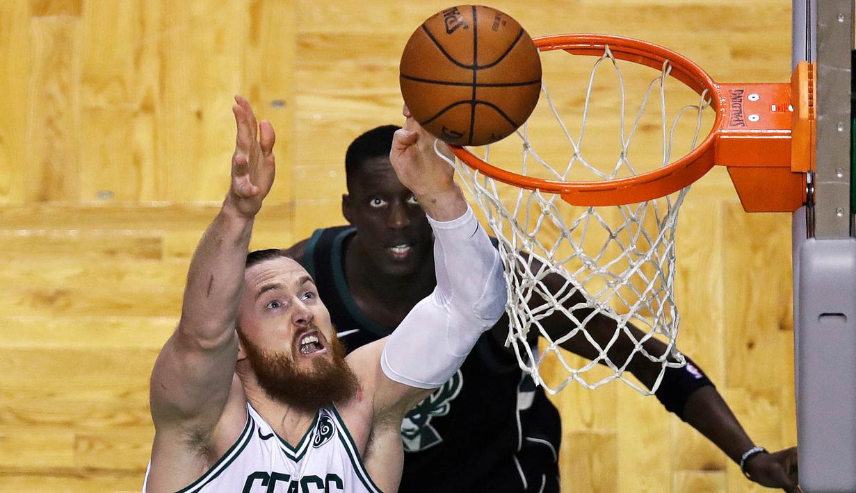 Pebasket Boston Celtics, Aron Baynes, memasukkan bola saat pertandingan melawan Milwaukee Bucks pada gim kedua babak play off NBA di Stadion TD Garden, Rabu (18/4/2018). Celtics menang 120-106 atas Bucks. (AP/Charles Krupa)