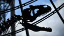 Kerangka dinosaurus yang sangat langka dipajang di lantai pertama Menara Eiffel, Paris, 2 Juni 2018. Kerangka dinosaurus yang menyerupai dinosaurus karnivora, allosaurus, itu ditemukan dalam penggalian di Wyoming, AS pada 2013. (AFP/STEPHANE DE SAKUTIN)