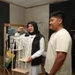 Bupati Banyuwangi Ipuk Fiestiandani (baju hitam) rumah krajinan tangan mukarambe (istimewa)