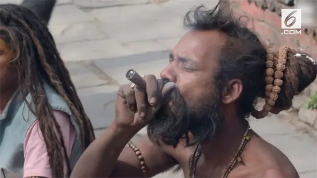 Orang-orang suci Hindu di Nepal lakukan ritual merokok ganja pada festival Maha Shivaratri.