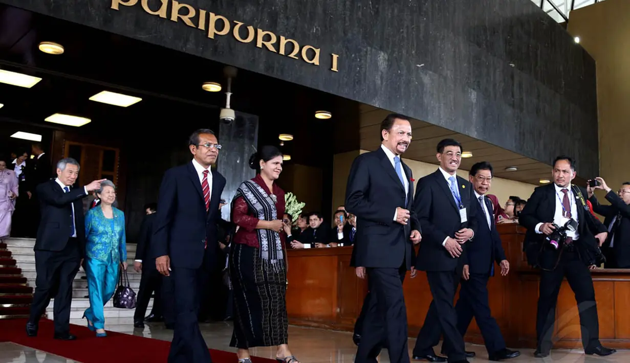 Sultan Brunei Darussalam Hassanal Bolkiah (kiri baris dep-an) usai menghadiri pelantikan Jokowi-JK di Gedung DPR, Jakarta, (20/10/14). (Liputan6.com/Andrian M Tunay) 
