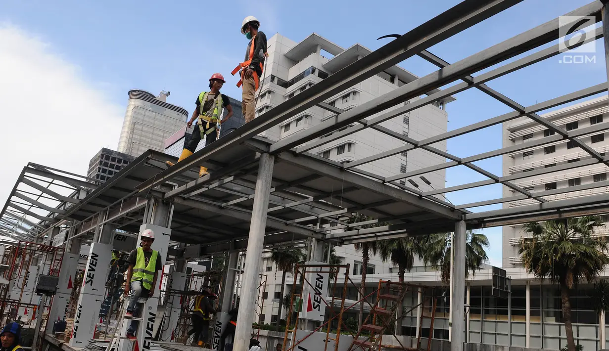 Pekerja menyelesaikan proyek pembangunan Halte Transjakarta Bundaran HI di Jakarta, Sabtu (9/3). Halte ini menjadi salah satu simpul penting dalam Jak Lingko atau program transportasi satu harga. (Liputan6.com/Herman Zakharia)