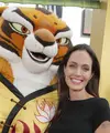 Angelina Jolie adalah pengisi suara beberapa tokoh kartun, yakni, Master Tigress di Kung Fu Panda, Lola di Shark Tale dan iubu Grendle di Beowulf. (Youtube)