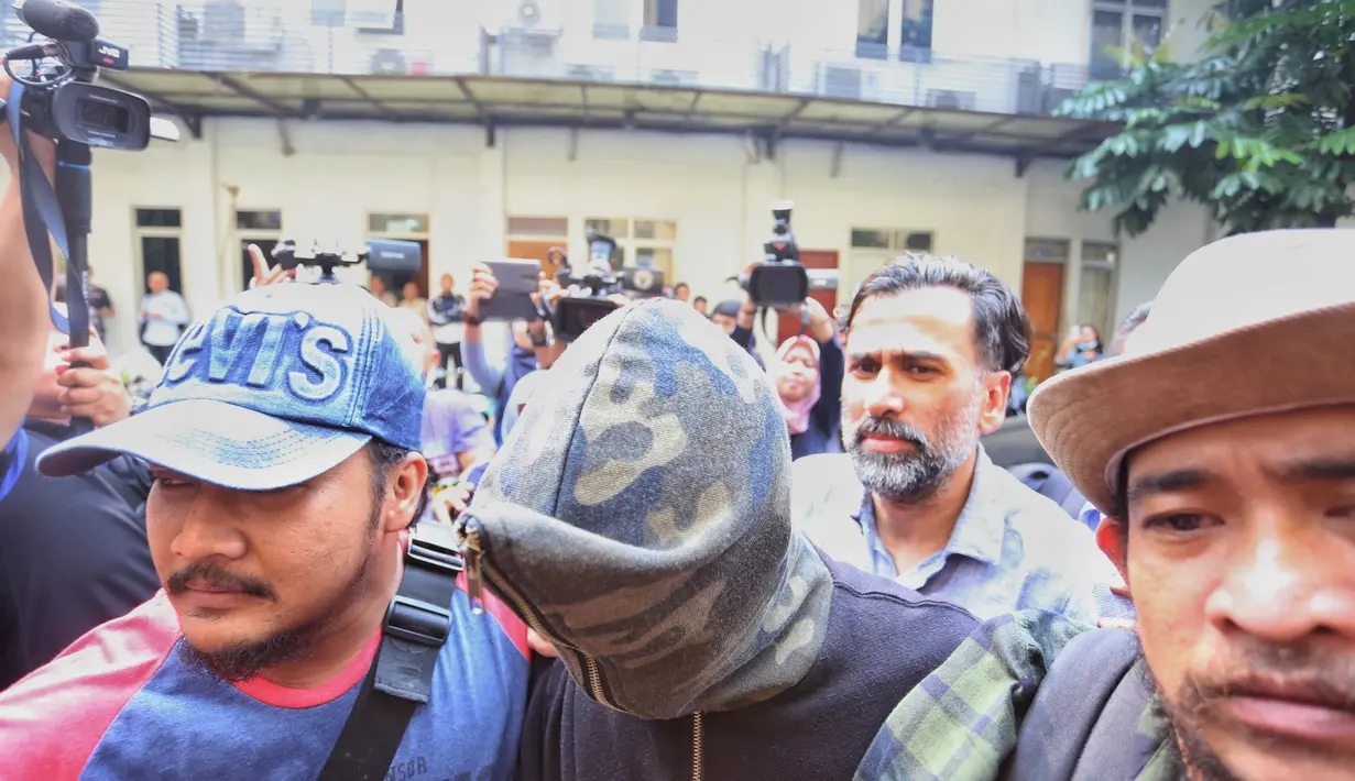 Dua alat bukti telah di temukan oleh polisi untuk menetapkan Axel sebagai tersangka. Setelah menjalani berita acara pemeriksaan di Polresta Soekarno Hatta, pada selasa malam (18/7/2017). Axel dibawa ke Polda Metro Jaya. (Adrian Putra/Bintang.com)