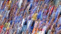 Aremania memenuhi stadion guna mendukung timnya berlaga pada final Torabika Bhayangkara Cup 2016 di Stadion Gelora Bung Karno, Jakarta, Minggu (3/4/2016). (Bola.com/Nicklas Hanoatubun)