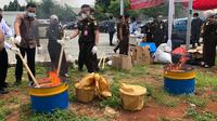 Pemusnahan barang bukti hasil kejahatan di Kejari Tangerang Selatan (Tangsel), Senin (9/11/2020). (Liputan6.com/ Pramita Tristiawati)
