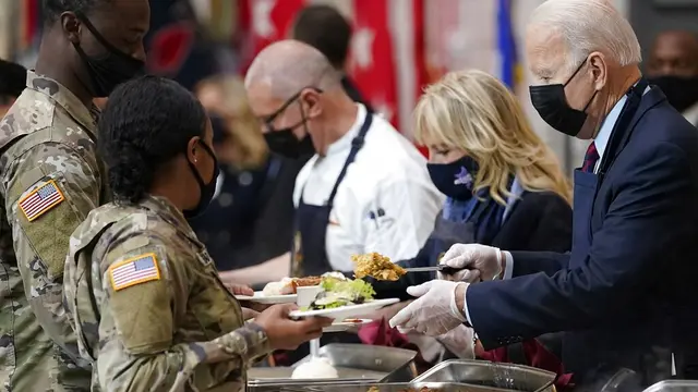 Joe Biden dan Istri Layani Militer AS Saat Perayaan Thanksgiving