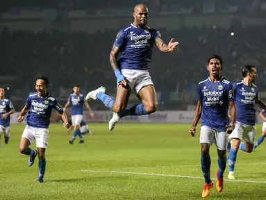 Pemain Persib Bandung, David Da Silva (tengah) melakukan selebrasi usai mencetak gol penyeimbang 1-1 saat babak penyisihan Grup C Piala Presiden 2022 antara Persib Bandung melawan Bali United di Stadion Gelora Bandung Lautan Api, Bandung, Minggu (12/06/2022). (Bola.com/Bagaskara Lazuardi)