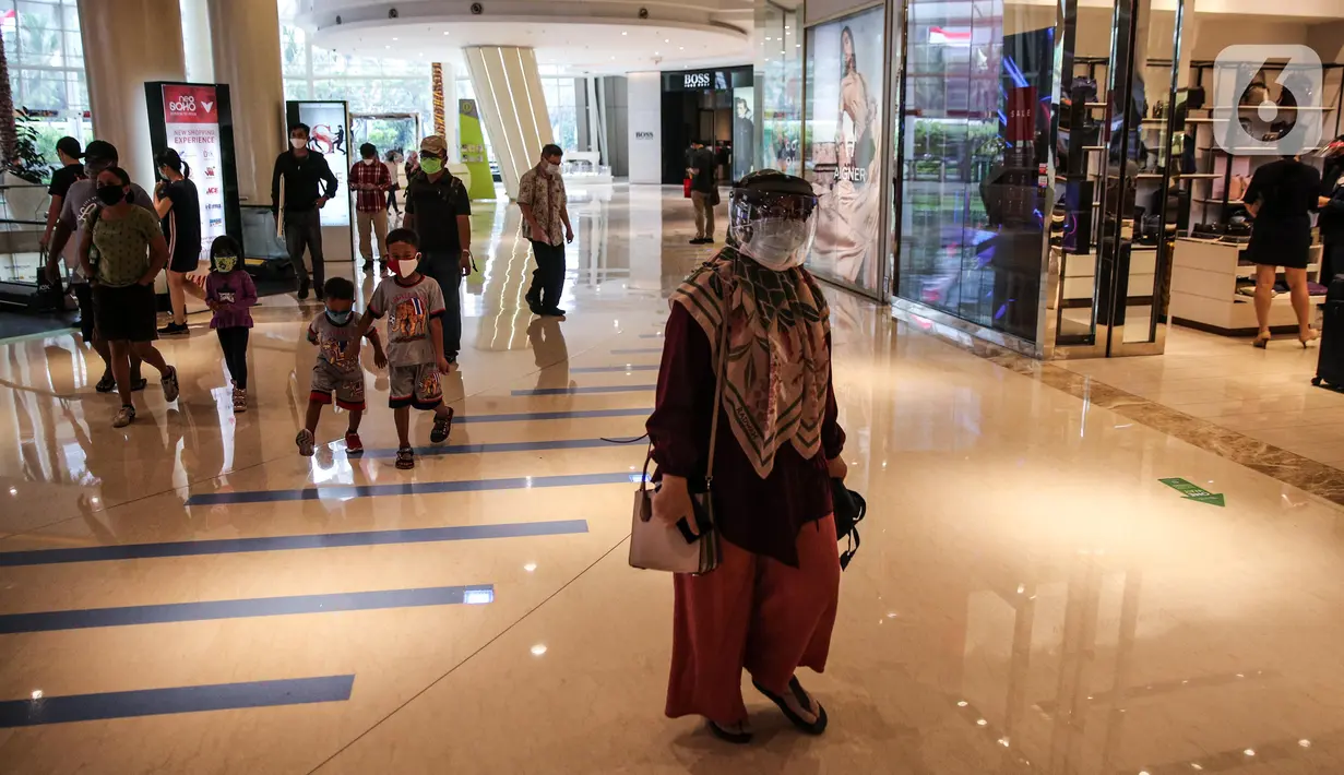 Pengunjung mengenakan pelindung wajah dan masker di Mal Central Park, Jakarta, Senin (15/6/2020). Setelah beberapa bulan ditutup akibat Covid-19, Senin (15/6) ini, Pemprov DKI mengizinkan sekitar 80 mal atau pusat perbelanjaan untuk beraktivitas kembali. (Liputan6.com/Faizal Fanani)