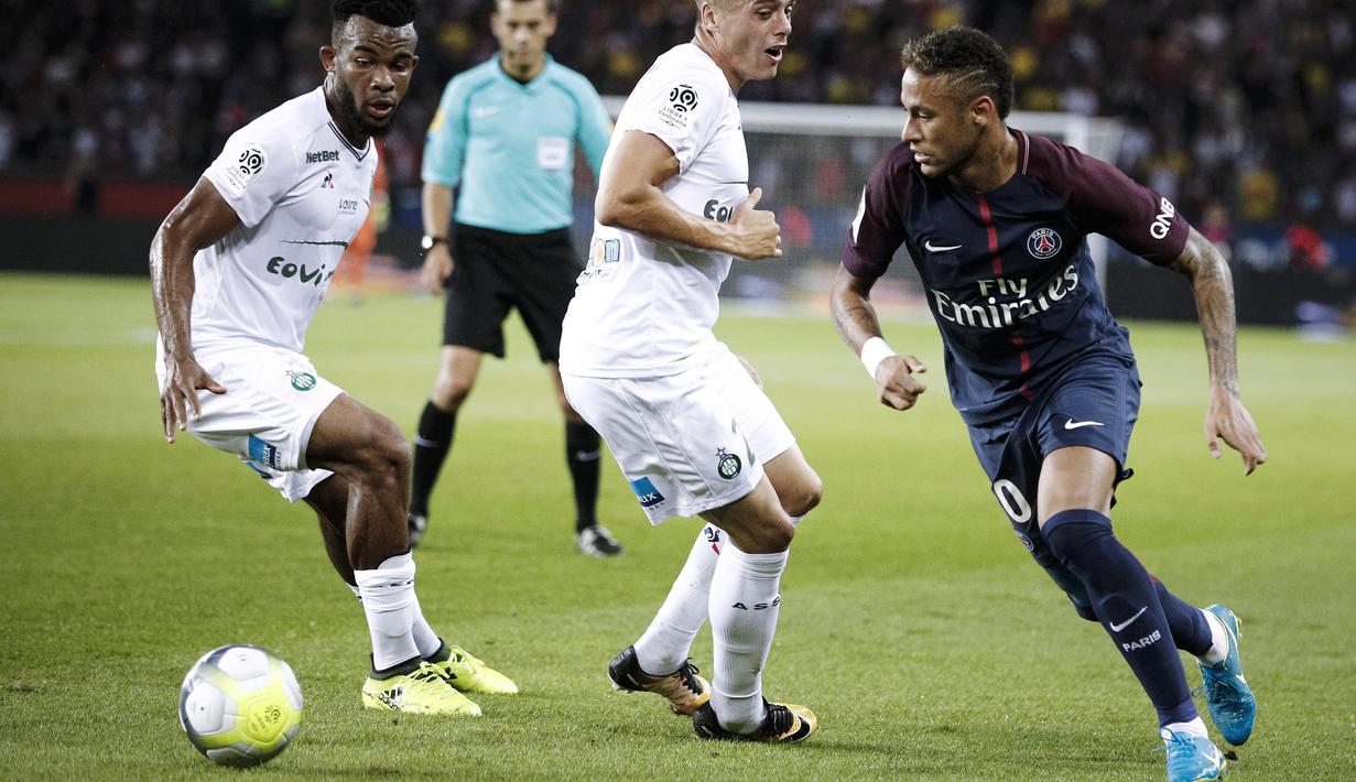 Bintang PSG, Neymar (kanan) saat melewati para pemain Saint Etienne pada lanjutan Ligue 1 Prancis di Parc des Princes stadium, Paris, (25/8/2017). PSG menang 3-0. (AP/Kamil Zihnioglu)