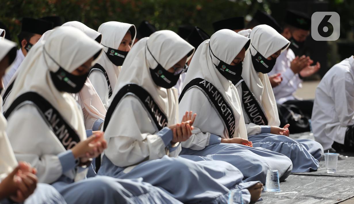 Sejumlah santri mengikuti kegiatan doa Istighosah di Pondok Pesantren An-Nuqthah, Kota Tangerang, Banten, Kamis (22/10/2020). Kegiatan tersebut digelar untuk memperingati Hari Santri Nasional dengan tema "Santri Sehat, Indonesia Kuat" yang jatuh pada hari ini. (Liputan6.com/Angga Yuniar)