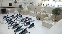 Sejumlah pengunjung mengikuti kelas yoga di Museum Louvre untuk memeriahkan Olimpiade Paris 2024. (dok. Thomas SAMSON / AFP)