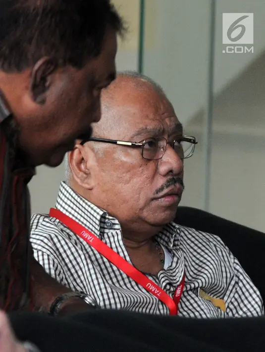 Politikus Partai Golkar, Melchias Markus Mekeng berada di ruang tunggu sebelum pemeriksaan di Gedung KPK, Jakarta, Rabu (19/9). Melchias dimintai keterangan untuk melengkapi berkas penyidikan mantan Sekjen Golkar, Idrus Marham. (Merdeka.com/Dwi Narwoko)