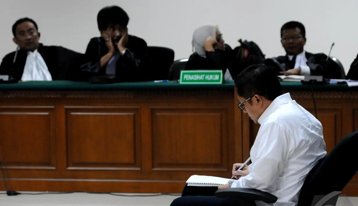 Anas terlihat asyik dengan catatannya saat menjalani sidang tuntutan di Pengadilan Tipikor, Jakarta, Kamis (11/9/2014) (Liputan6.com/Andrian M Tunay)