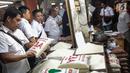 Tim Satgas Pangan Polda Metro Jaya bersama Perum Bulog meninjau harga beras di Pasar Tomang Barat, Jakarta, Rabu (21/11). Kegiatan tersebut bertujuan untuk memantau stabilitas harga beras medium yang dijual di pasaran. (Liputan6.com/Faizal Fanani)