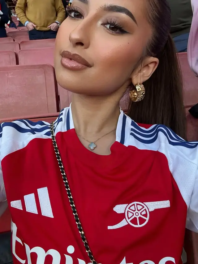 Potret Jennifer Coppen Tampil ala Latina Girl dengan Makeup Soft Glam saat Nonton Pertandingan Arsenal