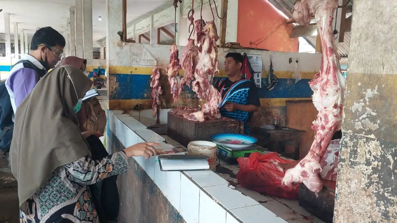 Penjual daging sapai di salah satu pasar tradisional di Kabupaten Probolinggo (Istimewa)