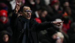 Liam Rosenior menjalani debutnya sebagai manajer Chelsea dengan kemenangan manis atas Charlton Athletic pada lanjutan Piala FA 2025/2026, Minggu (11/1/2026) dini hari WIB. (Ben STANSALL / AFP)