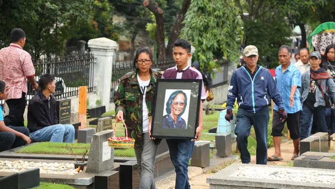 [Bintang] Pemakaman Yon Koeswoyo