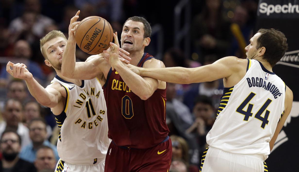 Pemain Cleveland Cavaliers, Kevin Love (tengah) berusaha keluar dari adangan dua pemain Indiana Pacers pada laga NBA basketball di Quicken Loans Arena, Cleveland, Kamis, (2/11/2017) pagi WIB. Cleveland kalah 107-124. (AP/Tony Dejak)