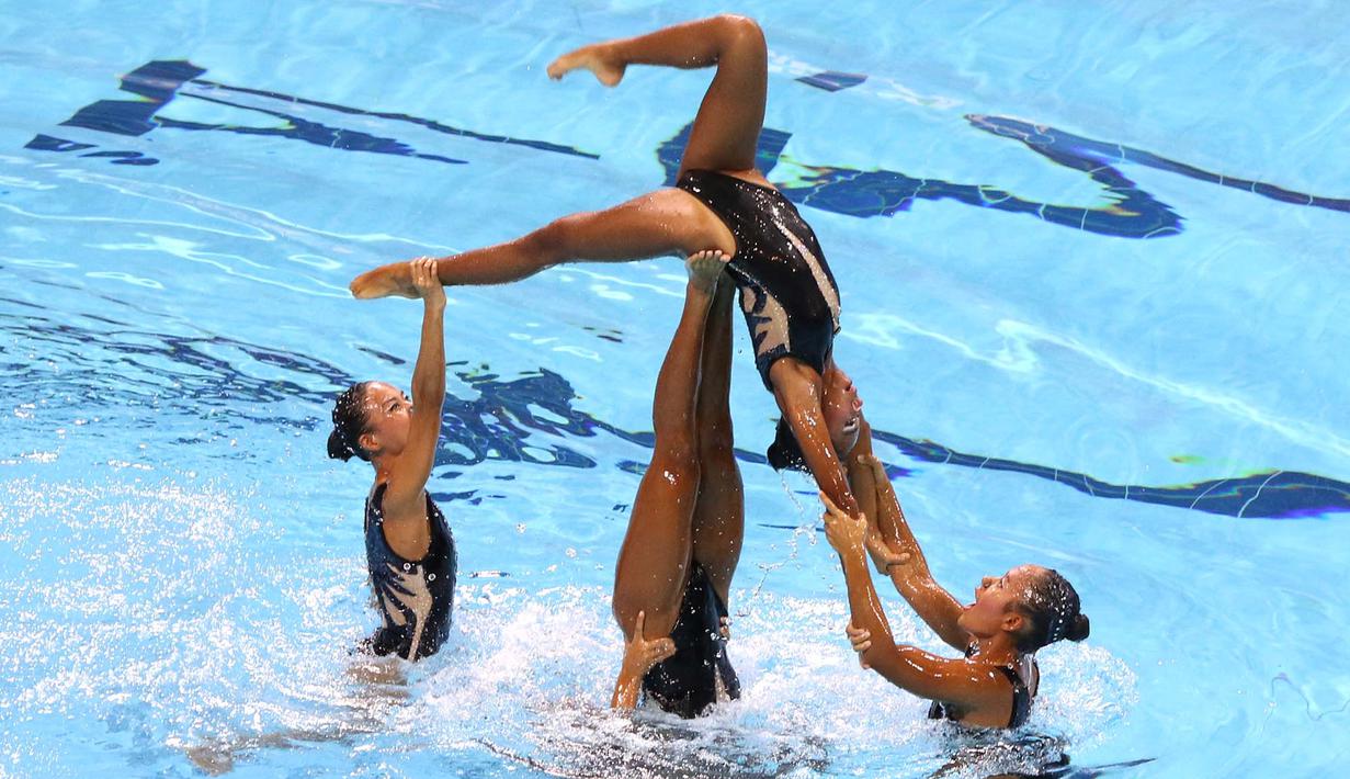 Tim renang indah Indonesia beraksi di nomor Team Technical & Free Routine SEA Games 2015. (Bola.com/Arief Bagus)