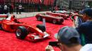 Pengunjung melihat mobil mantan pembalap Ferrari F1 dari Jerman, Michael Schumacher saat dipamerkan di perayaan ulang tahun Ferrari ke-70 di Rockefeller Plaza, New York, AS (8/10). (AFP Photo/Jewel Samad)