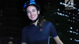 Aktris Nadine Chandrawinata berpose untuk difoto saat bersepeda di sekitaran Gelora Bung Karno, Jakarta, Jumat (16/6). Berolahraga sepeda memang rutin dilakukan oleh Nadine untuk menjaga kebugaran tubuh. (Liputan6.com/Herman Zakharia)