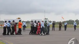 Suasana prosesi pengantaran jenazah penumpang pesawat AirAsia QZ8501, Pangkalan Bun, Kalteng, Senin (5/1/2015). (Liputan6.com/Herman Zakharia)
