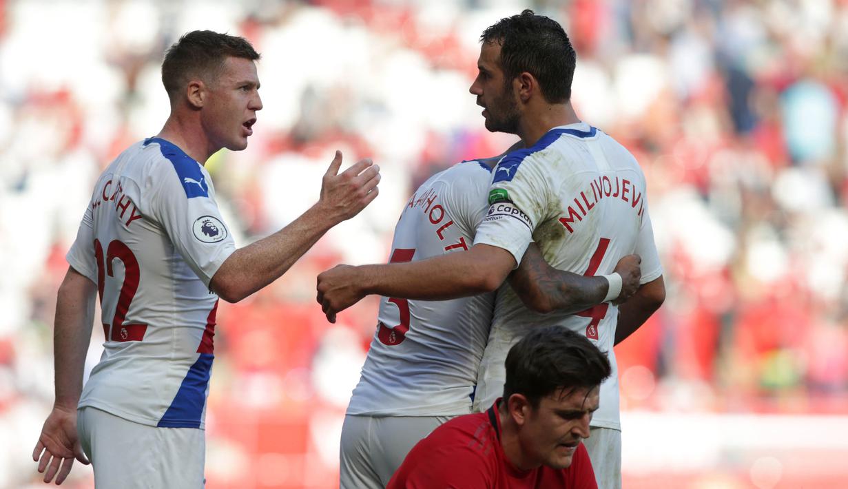 Para pemain Crystal Palace merayakan gol yang dicetak Patrick van Aanholt ke gawang Manchester United pada laga Premier League di Stadion Old Trafford, Manchester, Sabtu (24/8). MU kalah 1-2 dari Palace. (AFP/Lindsey Parnaby)