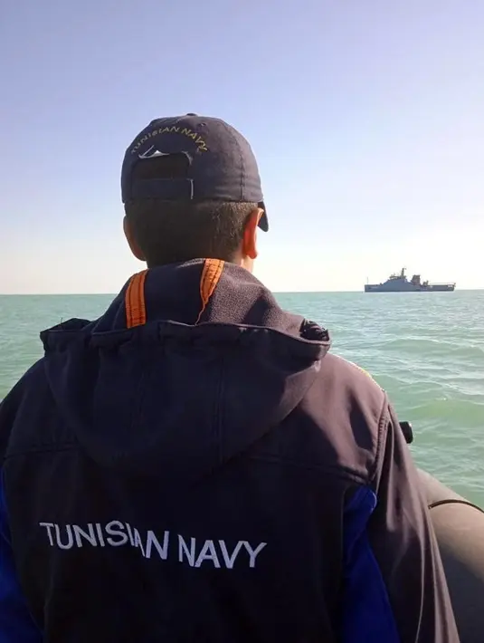 Seorang anggota angkatan laut Tunisia saat mengecek kapal Xelo yang tenggelam di lepas Teluk Gabes, Tunisia (17/4/2022). Kapal tanker yang membawa 750 ton bahan bakar diesel dari Mesir ke Malta tenggelam pada (16/4) di lepas pantai tenggara Tunisia. (AFP/Tunisian Defence Ministry)