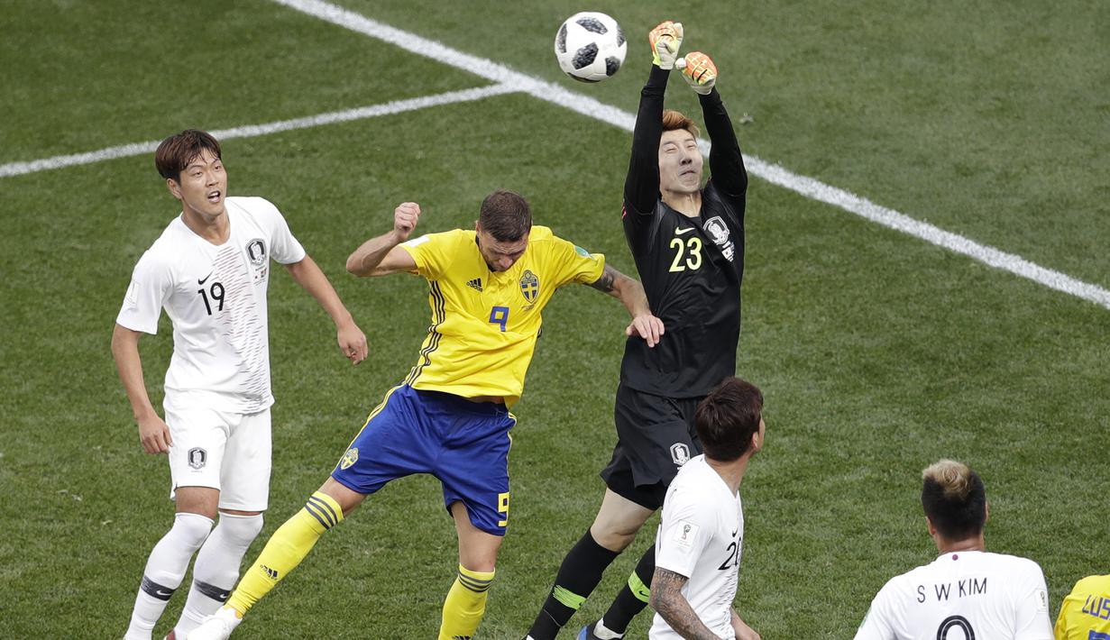 Aksi kiper Korea Selatan,  Jo Hyun-woo menghalau bola dari jangkauan pemain Swedia pada laga grup E Piala Dunia 2018 di Nizhny Novgorod stadium, Nizhny Novgorod, Rusia, (18/6/2018). Swedia menang 1-0. (AP/Michael Sohn)