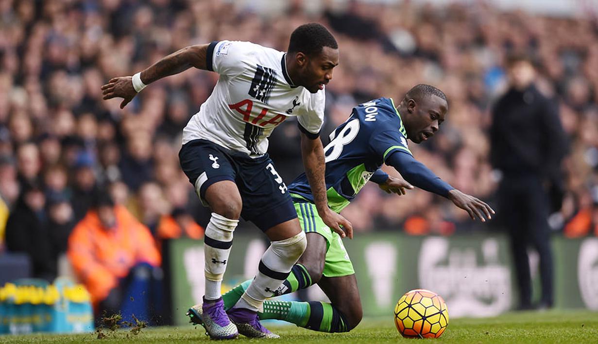 Bek sayap Tottenham, Danny Rose, berebut bola dengan pemain Swansea, Modou Barrow. Tottenham lebih menguasai jalannya laga dengan penguasaan bola 60 persen. (Reuters/Tony O'Brien)