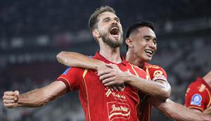 Selebrasi gol debut Paulo Ricardo bersama Persija Jakarta saat melawan Persis Solo pada laga pekan ke-30 BRI Super League musim ini di Stadion Utama Gelora Bung Karno (SUGBK), Jakarta, Senin (27/04/2026) malam WIB. (Bola.com/Abdul Aziz)