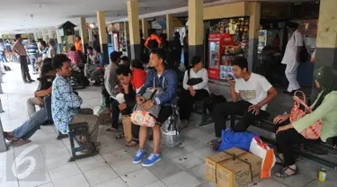 Sejumlah pemudik tampak memadati terminal pulogadung, Jakarta, Jumat (10/7/15). Pada H -7, terminal Polugadung tercatat memberangkatkan sebanyak 521 penumpang dan bus yang diberangkatkan sekitar 118 bus. (Liputan6.com/Herman Zakharia)