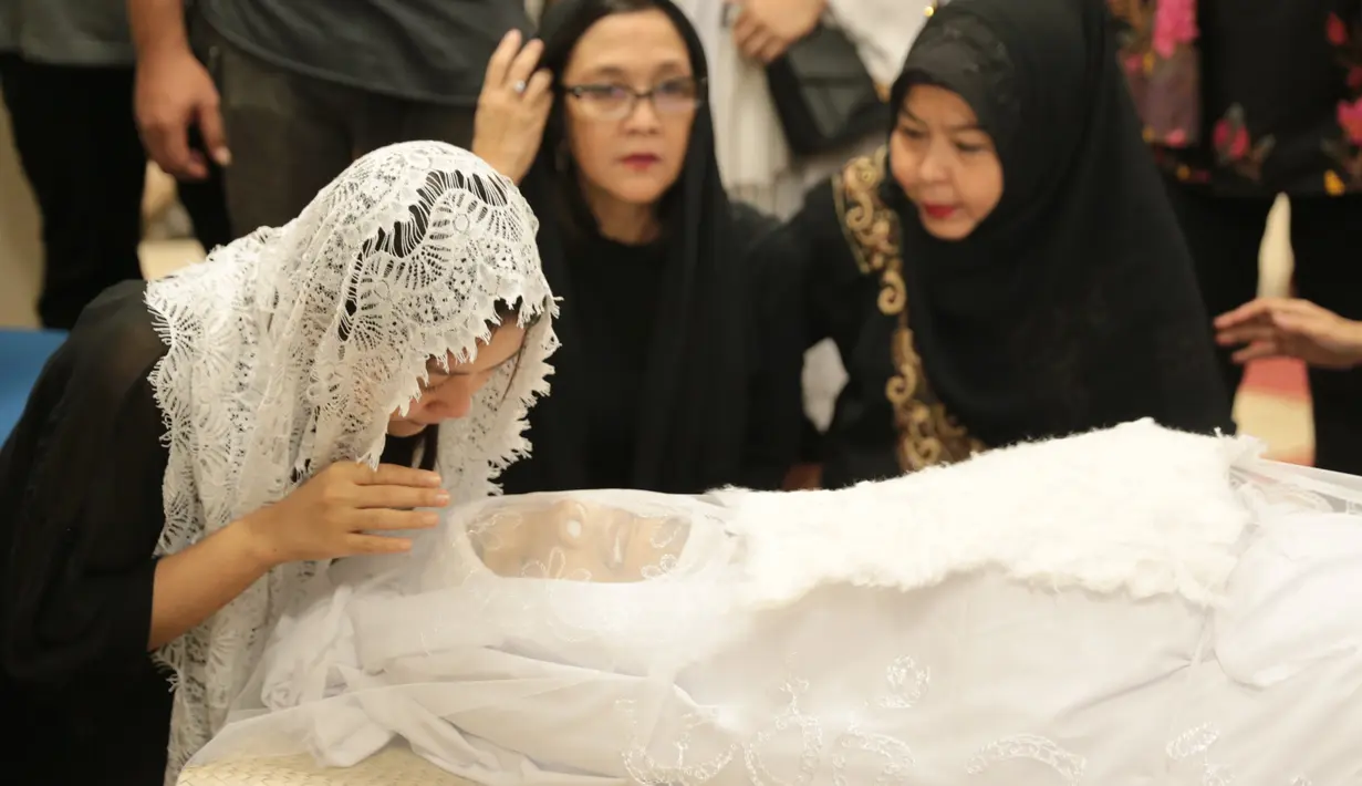 Beberapa musisi terlihat terus berdatangan ke rumah duka di Rumah Sakit Pondok Indah, Bintaro, Tangerang Selatan. Setelah terbungkus kain kafan, jenazah disalatkan di masjid dekat rumah sakit. (Adrian Putra/Bintang.com)