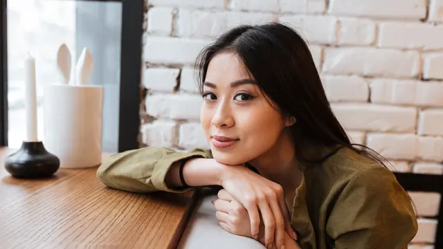 perempuan cantik dewasa tenang sabar