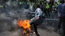 Sebuah ban dibakar saat aksi di depan Istana Presiden, Jakarta, Rabu (20/5/2015). Ribuan mahasiswa menuntut agar Jokowi - JK segera turun. (Liputan6.com/Johan Tallo)