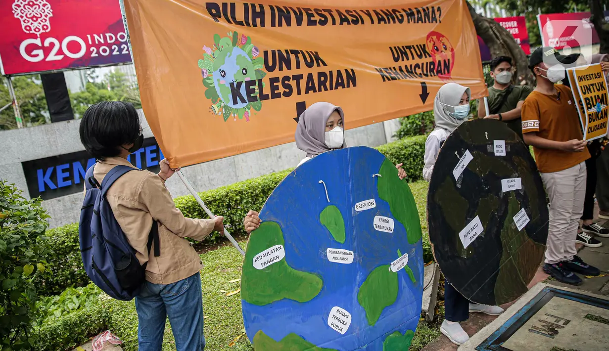 <p>Aktivis Climate Rangers Jakarta, XR Jakarta, dan 350 Indonesia berunjuk rasa di depan Gedung Kementerian Investasi/BKPM, Jakarta, Jumat (22/4/2022). Aktivis menuntut pemerintah serius dalam memilih investasi yang baik bagi kelestarian bumi. (Liputan6.com/Faizal Fanani)</p>