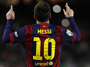 Bintang Barcelona, Lionel Messi, merayakan gol dengan gaya khasnya, dua jari telunjuk diangkat ke atas usai membobol gawang Almeria pada laga La Liga di Stadion Camp Nou, Spanyol, Kamis (8/4/2015). (AFP/Quique Garcia)
