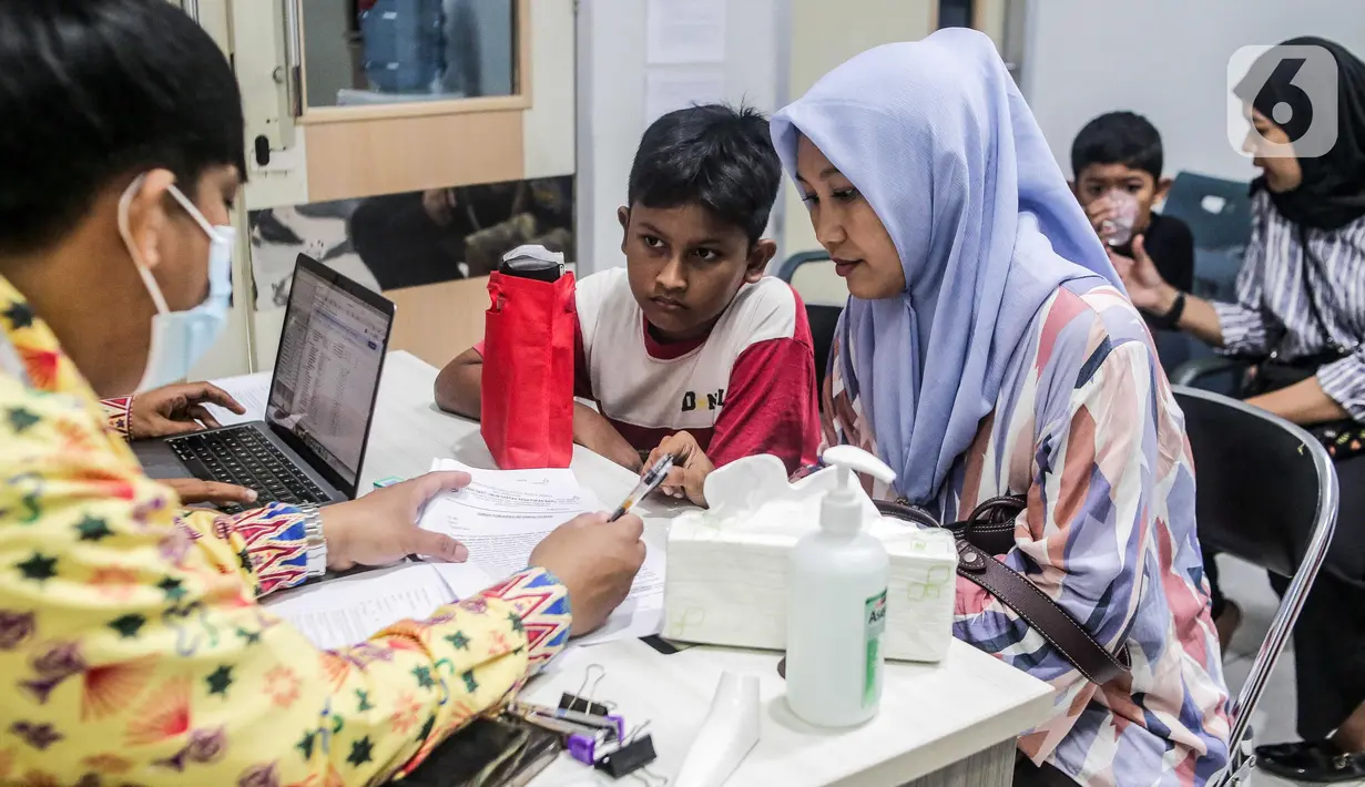 Puluhan anak mengikuti Sunatan Massal yang digelar oleh Pemerintah Provinsi DKI Jakarta di RSUD Kebayoran Baru, Jakarta Selatan, Kamis (26/6/2025). (Liputan6.com/Herman Zakharia)