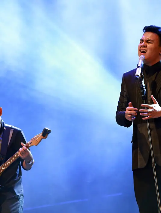 'Bagus, nggak? Lagu Mengejar Matahari lagu yang megah sekali. Saya sudah beberapa kali bawain, tapi nggak pernah ada penyanyi aslinya,' ujar tulus. (Deki Prayoga/Bintang.com)
