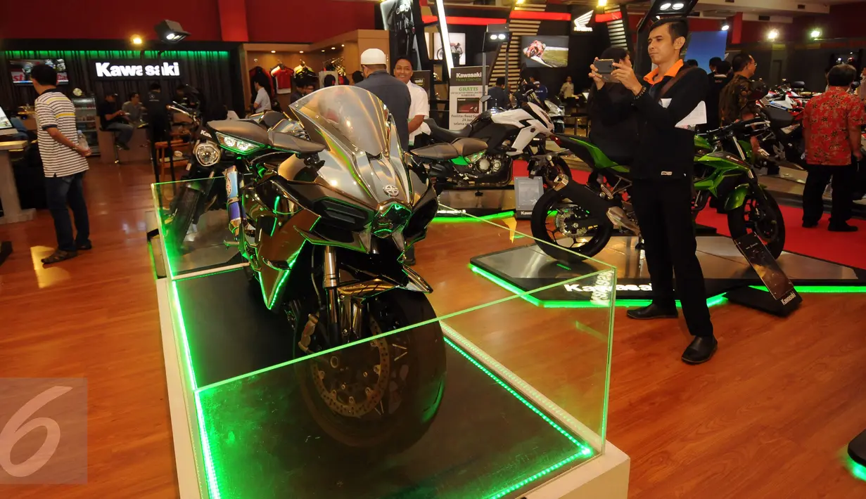 Pengunjung memotret motor Kawasaki H2 yang dipamerkan di IIMS 2016 di JIEXPO Kemayoran, Jakarta, Selasa (12/4/2016). Mengusung mesin 1000cc, Kawasaki H2 dibanderol 660 juta rupiah on the road. (Liputan6.com/Helmi Fithriansyah)