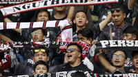 Suporter Persis Solo mendukung timnya saat bertanding melawan PSS Sleman dalam lanjutan pertandingan babak penyisihan Grup A Piala Presiden 2022 di Stadion Manahan, Solo, Jawa Tengah, Sabtu (11/6/2022). (Bola.com/Arief Bagus)