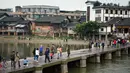 Orang-orang mengunjungi sebuah kota di Distrik Shizhong di Leshan, Provinsi Sichuan, China barat daya, pada 5 Oktober 2020, hari kelima libur Hari Nasional dan Festival Pertengahan Musim Gugur. (Xinhua/Tang Wenhao)