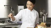 Presenter dan Chef cantik Judy Joo juga ikut berpendapat manfaat kesehatan kimchi.
