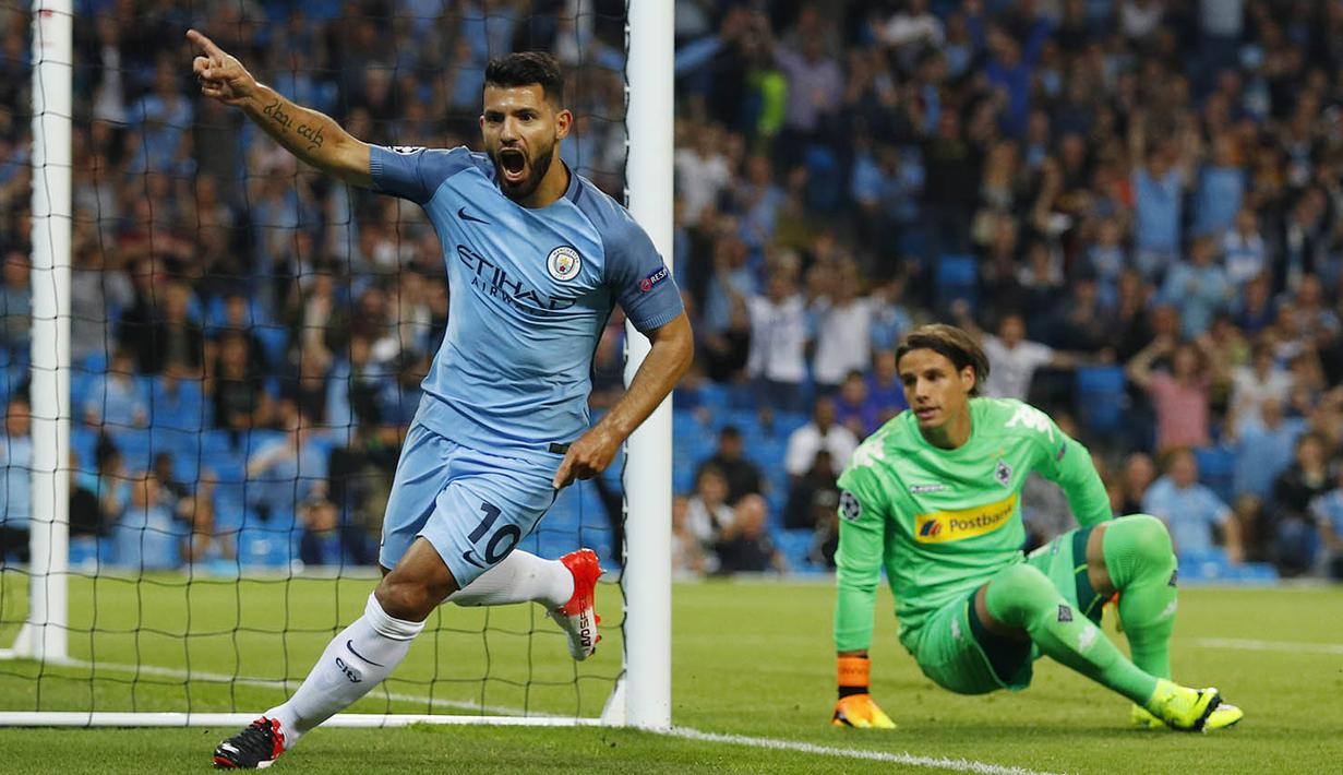 Penyerang Manchester City, Sergio Aguero, merayakan gol yang dicetaknya ke gawang Borussia M'Gladbach pada laga Liga Champions di Stadion Etihad, Manchester, Inggris, Kamis (15/9/2016). City menang 4-0 atas Gladbach. (Reuters/Phil Noble)