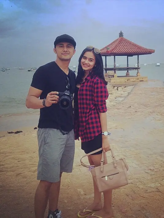 Seindah-indah negeri orang Sonya dan Hengky lebih menykai negeri sendiri. (Instagram @sonyafatmala)